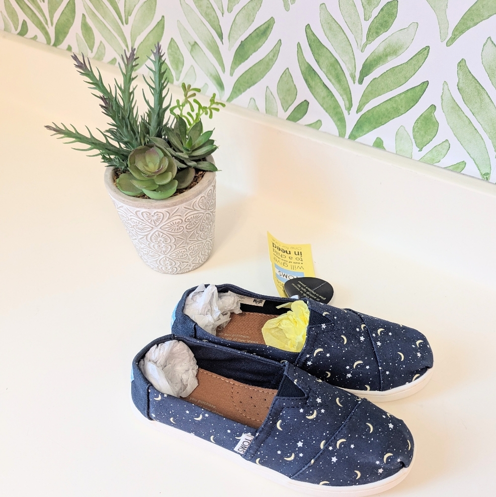 Toms NWT Navy Glow In The Dark Moon/Stars Slip Ons 3 Kids Youth Classic